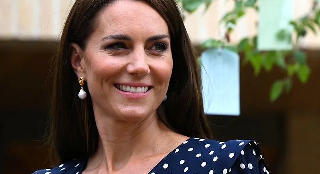 Kate Middleton elnézést kért azért, mert elrontotta a családi fotójukat