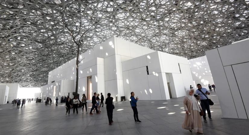Nem Leonardóval, inkább egy 7500 tonnás acélkupolával taglóz le az arab Louvre