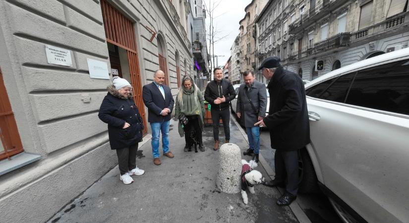 Niedermüllerék büszkén felavatták Erszébetvárosban a régóta várt nyilvános wc-t…kutyáknak