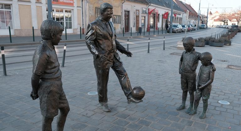 Meggyalázták Puskás Ferenc szobrát, videó készült az esetről
