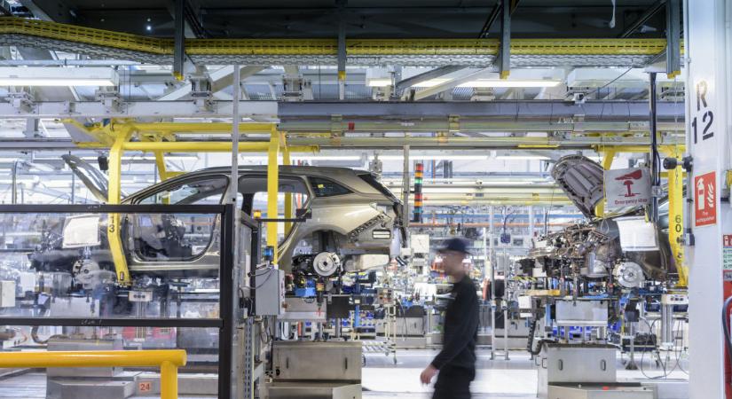 Betelt a pohár: sztrájkba lépnek szerdán a kecskeméti Mercedes-Benz gyár dolgozói