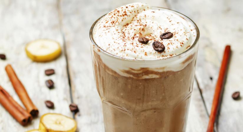 Kávés smoothie sok fehérjével: ettől biztosan felébredsz