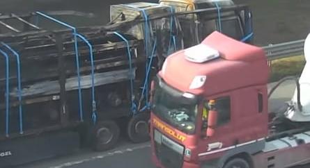 Videón, ahogy kamionokat szállító kamion gyulladt ki az M0-son