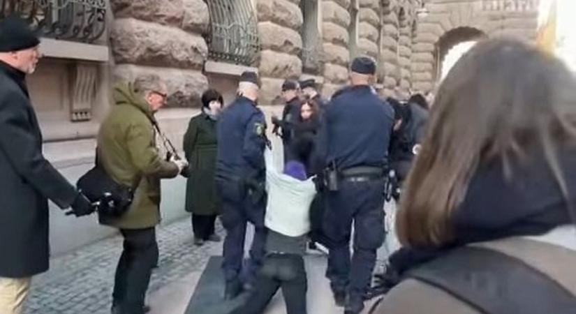 Így mossák fel a járdát a rendőrök Greta Thunberggel a klímahiszti után - videó