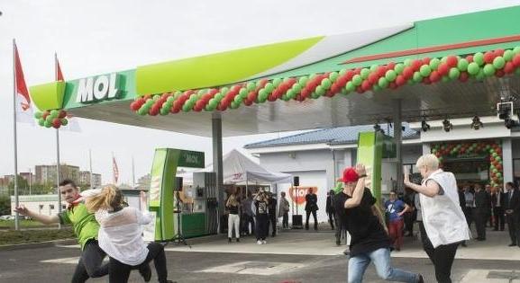 Nem „forradalmárkodnak” a benzinkutak pénteken