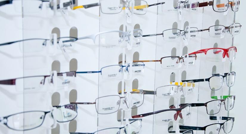 Szemüveg mint béren kívüli juttatás – mikor adómentes?
