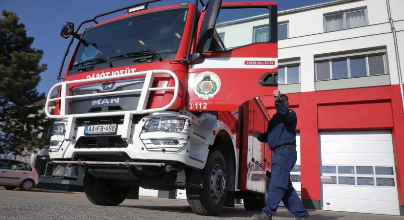 A fehérvári tűzoltók persze, hogy több tetőn jártak, mint a Mikulás! (videó)