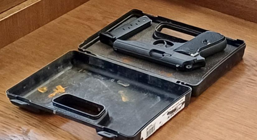 Egy műanyag pisztolydoboz cáfolja az eltűnt villanyszerelők megölésével vádolt férfi állítását
