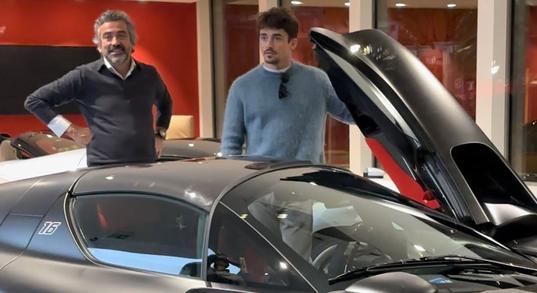 Mattfekete és 800 millió forintba kerül Charles Leclerc legújabb Ferrarija