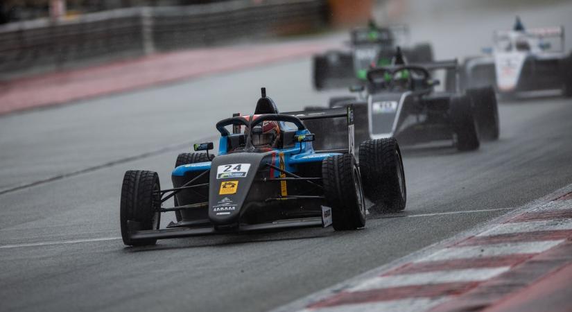 Megszerezte első pole pozícióját a Formula–4-ben a kaposvári autóversenyző