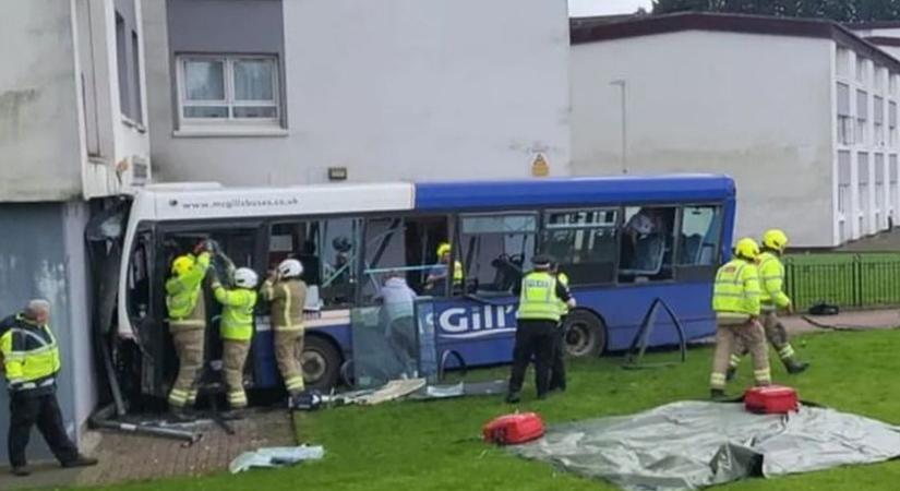Egy busz belehajtott egy társasházba, öten megsérültek Skóciában