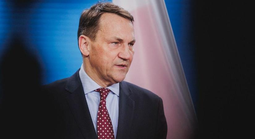Brutális tisztogatásba kezdene a lengyel külügyminiszter