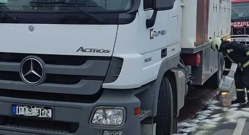 Kilyukadt egy teherautó üzemanyag tartálya Csorváson