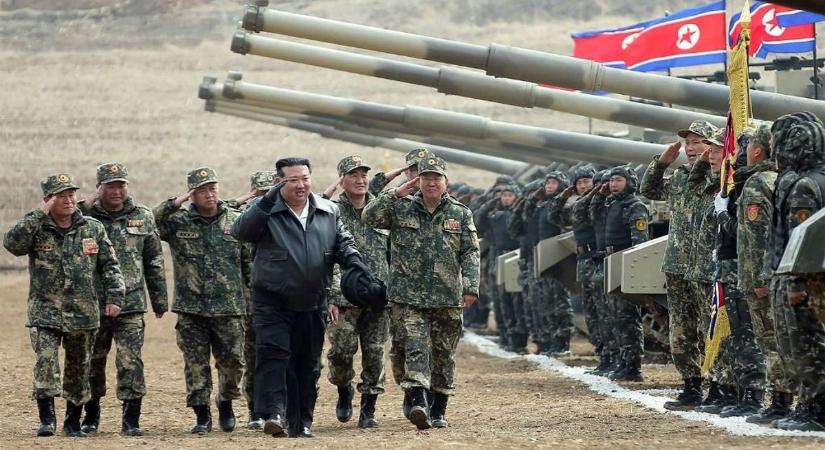 Kim Dzsong Un harcra szólított, s tankot vezetett  videó