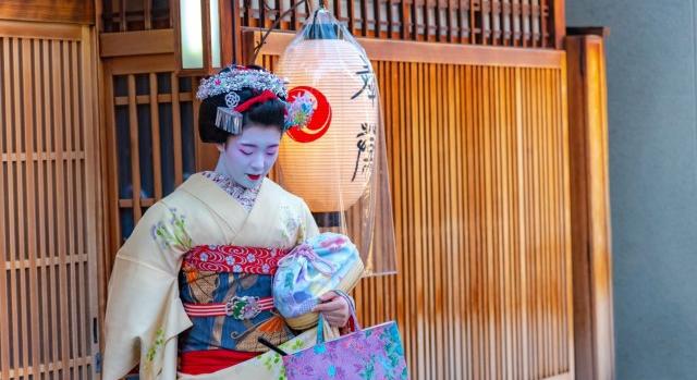 A szemtelen turisták miatt korlátozzák a belépést a kiotói gésanegyedbe