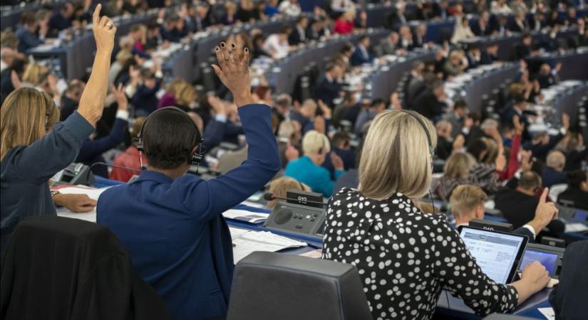 Az EU képviselők mérföldkőnek számító MI-rendeletet fogadtak el