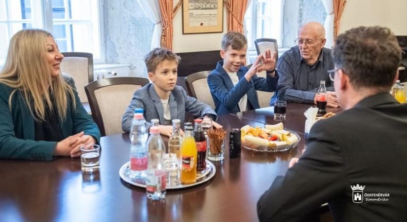 Székesfehérvár polgármestere látta vendégül a tehetséges zongorista testvérpárt