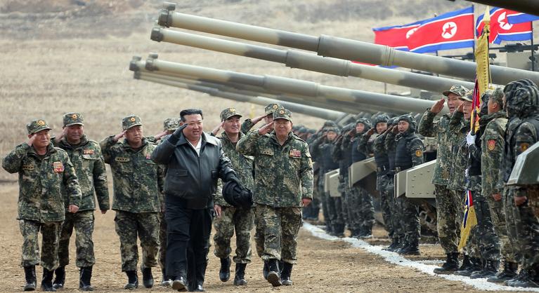 Kim Dzsongun nemcsak hadgyakorlatot, hanem tankot is vezetett Dél-Koreának üzenve