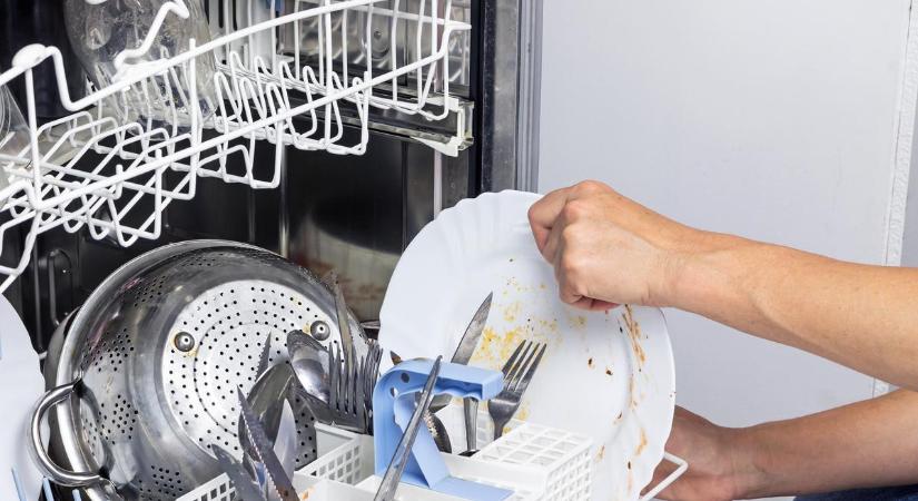Itt a válasz! Ez a 7 dolog miatt nem tisztítja meg rendesen a koszos edényeket a mosogatógép
