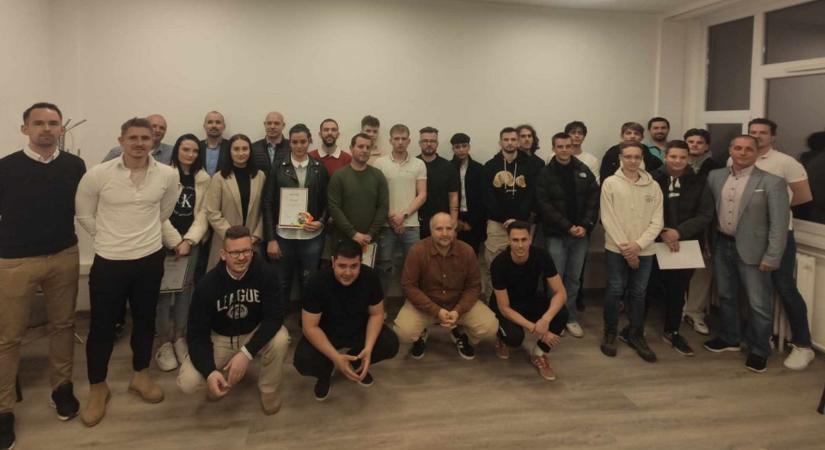 Több NB III.-as labdarúgó és PMFC játékos is sikeres játékvezetői vizsgát tett Pécsen