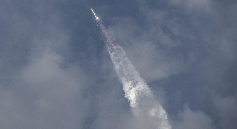 Felbocsátották a SpaceX hatalmas rakétáját