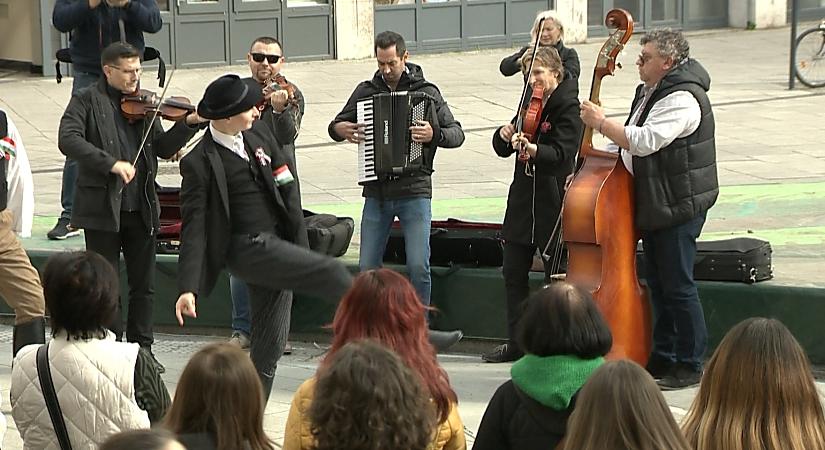 Forradalmi flashmobot tartottak Debrecen belvárosában – videóval