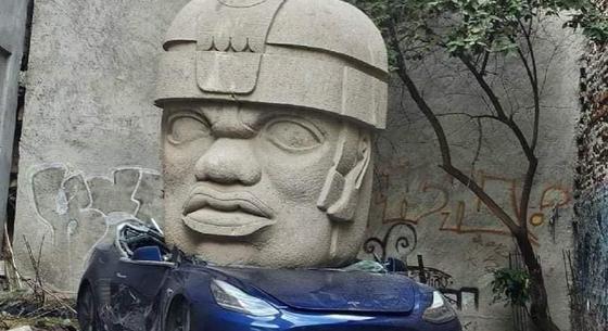 Gigantikus szoborfej lapított össze egy Teslát Mexikóban, sokáig csak találgatták, hogy mi történt