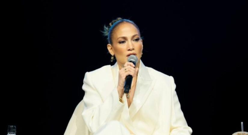 Jennifer Lopez felfedi hálószobatitkait – Mikortól káros a sztárok kitárulkozása?