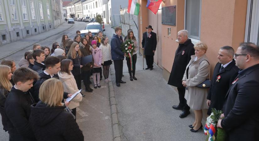 Koszorúkat helyeztek el Fehérváron a hősök tiszteletére
