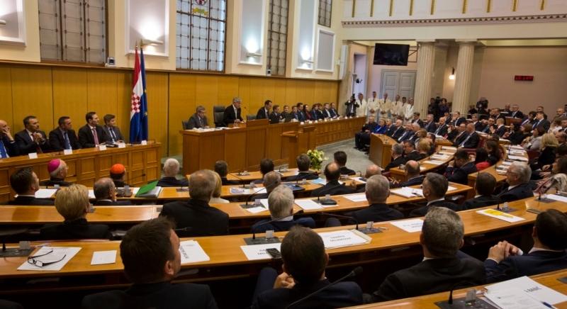 Vitatott törvényről és önmaga feloszlatásáról döntött a parlament Horvátországban