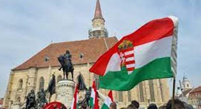 Történelmi pillanat, idén először magyar nyelvű március 15-i dekoráció díszíti Kolozsvár belvárosát