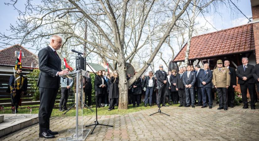 Honvédelmi miniszter: Vasvári Pál kitartása ma is aktuális üzenetet hordoz