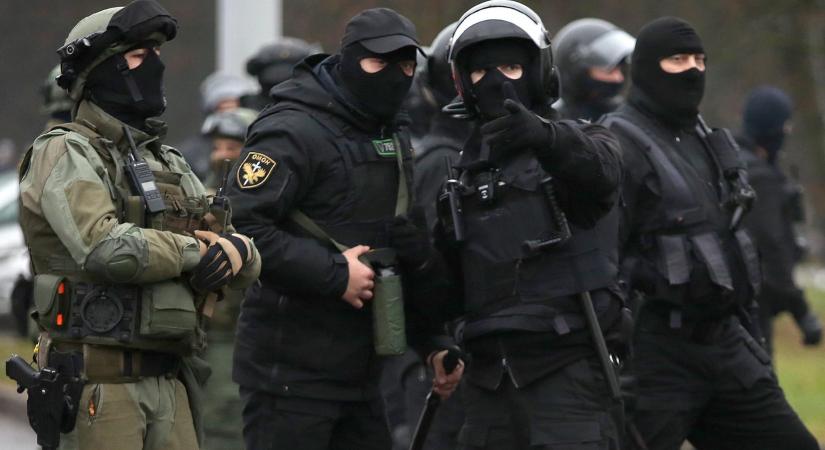Tereken és udvarokon – Belaruszban tombol a rendőri erőszak