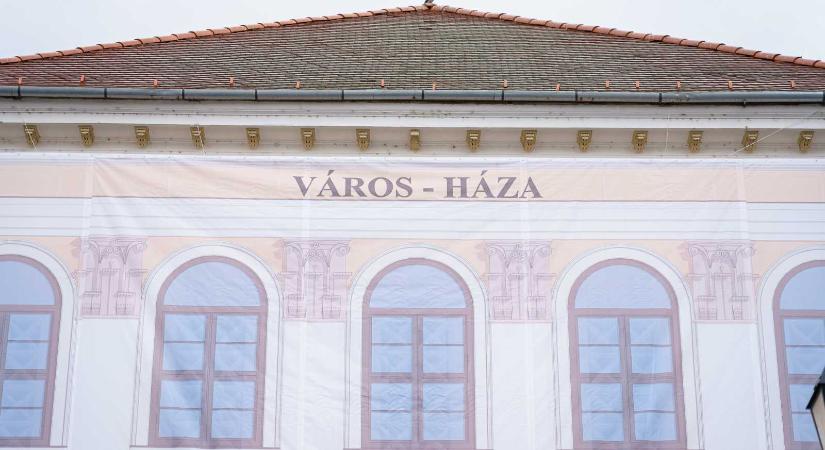 Székely furfanggal „visszakerült” a Városháza felirat a sepsiszentgyörgyi színház homlokzatára