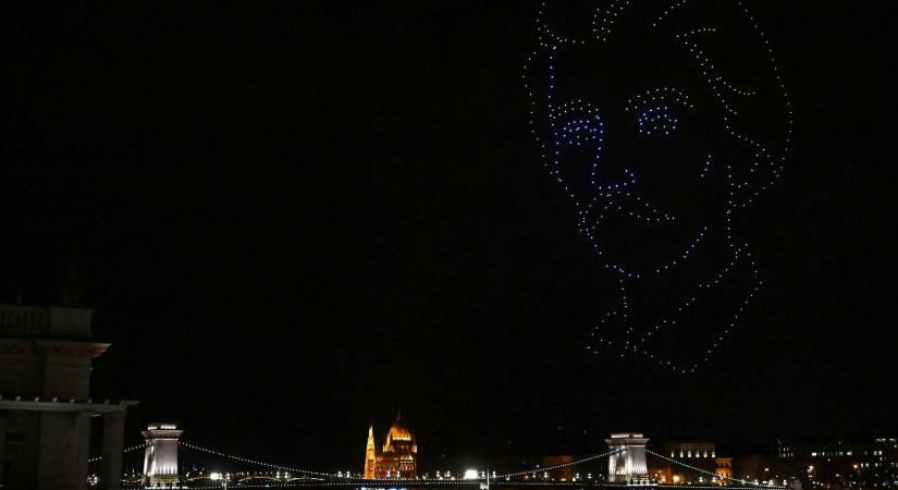 Drónshow Budapesten: Petőfi arcképe, egy kokárda és a Nemzeti dal néhány sora is feltűnt a Lánchíd fölött