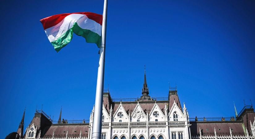 Felvonták Magyarország Nemzeti lobogóját - képek