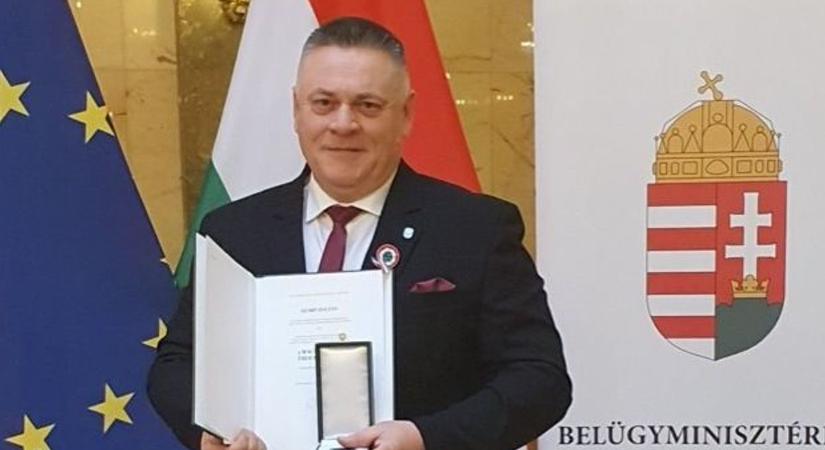 Ezüst érdemkereszttel ismerték el a vármegyei polgárőrség elnökét
