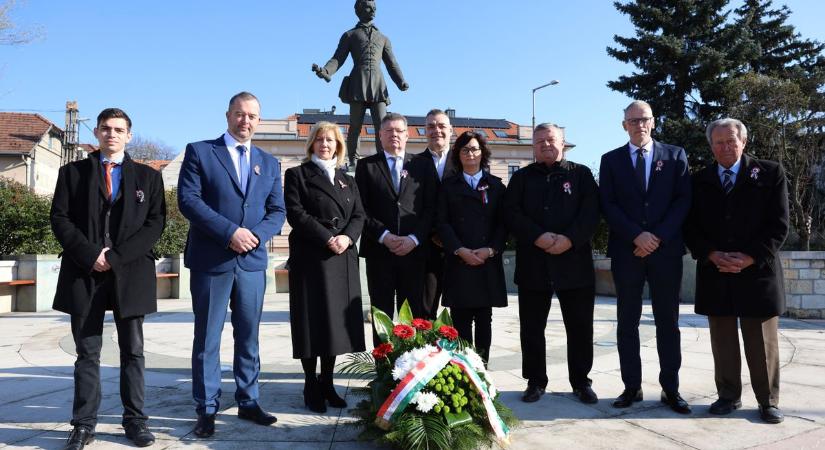 Koszorúzott a Fidesz-KDNP a Petőfi téren