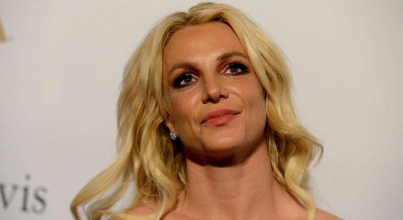 Britney Spears teljesen meztelenül pózol, és nem kér érte elnézést