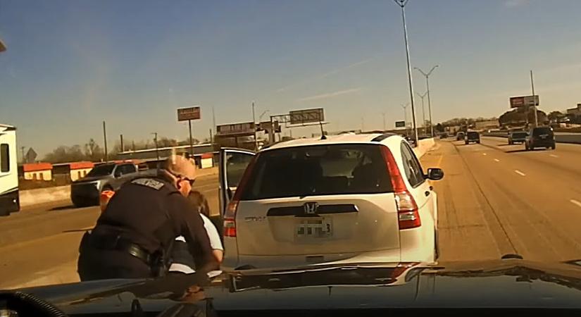 Drámai videón, ahogy a rendőr megment egy sofőrt a fulladástól