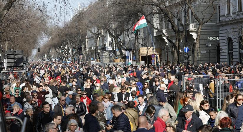 Gyűlik a tömeg a Magyar Péter által szervezett megmozdulásra, már most rengeteg az ember az Andrássy úton – fotók
