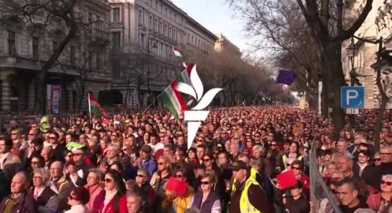 "Elegem van az urambátyámból" – tízezrek hallgatták az Andrássy úton Magyar Péter beszédét
