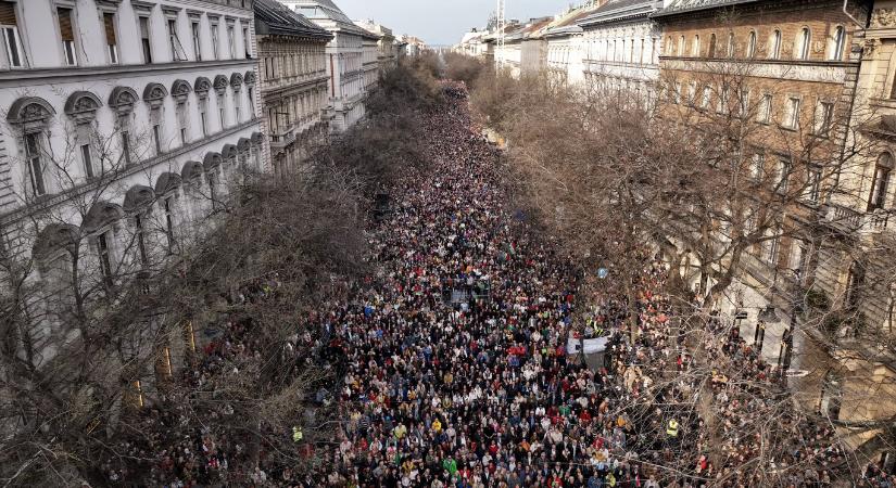 Drónfelvételen az Andrássy utat megtöltő tüntetés