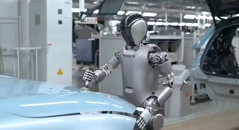 Így tesztelnek humanoid robotok elektromos autókat egy kínai gyárban