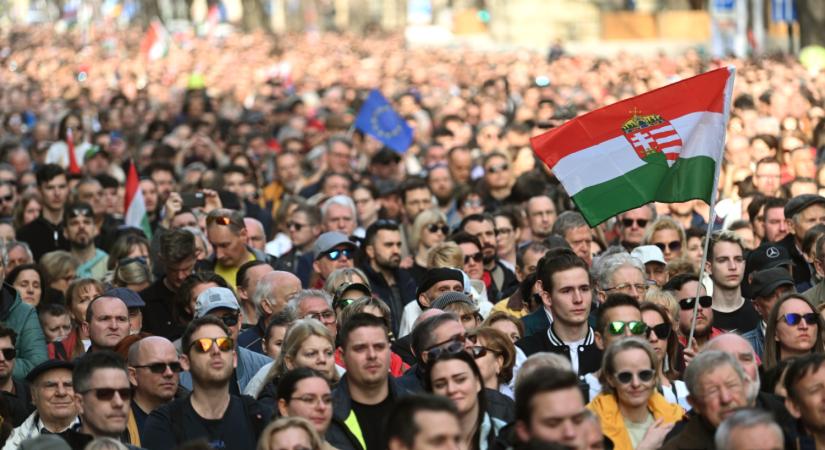 A kormány, a kétfarkúak és az „ellenzék” is megemlékezett a fővárosban, Magyar Péter pedig zászlót bontott