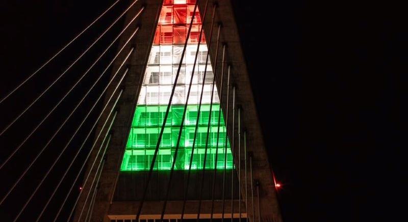 Gigantikus fénylobogók: nemzeti színekben tündököl a Megyeri híd