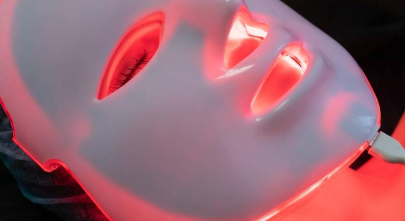 Victoria Beckham is megőrül ezért a furcsa arcmaszkért - Hogy hatnak a LED-maszkok, és miért rajonganak értük ennyien?