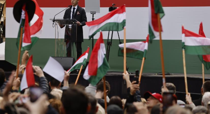 Így indult útjára a Talpra, magyarok! közössége – videó Magyar Péter zászlóbontásáról