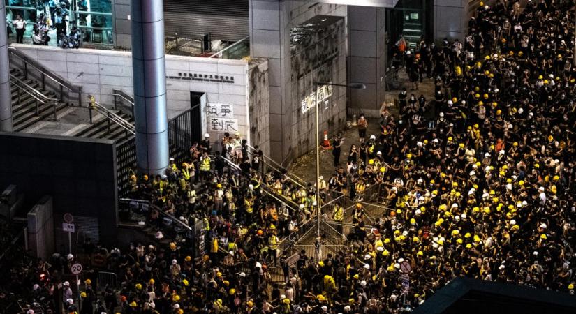 12 embert küldenek börtönbe Hongkongban, akik még 2019-ben vettek részt a demokráciapárti tüntetéseken