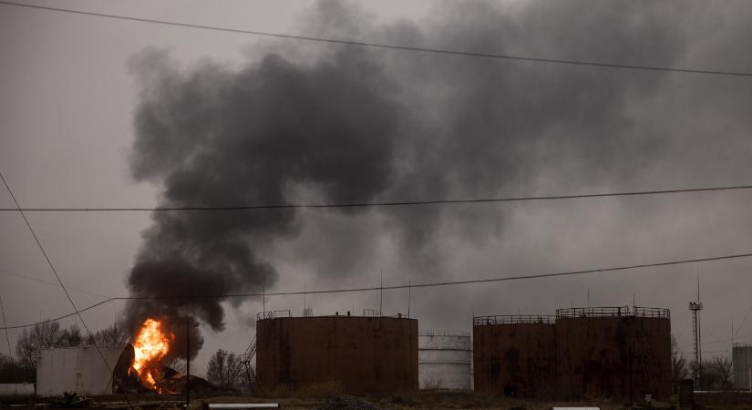Lángokban egy újabb orosz kőolajfinomító